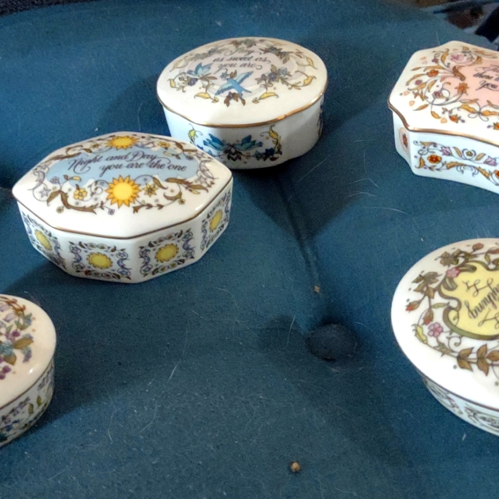 Franklin Mint - porcelain music box - Songs of love collection.